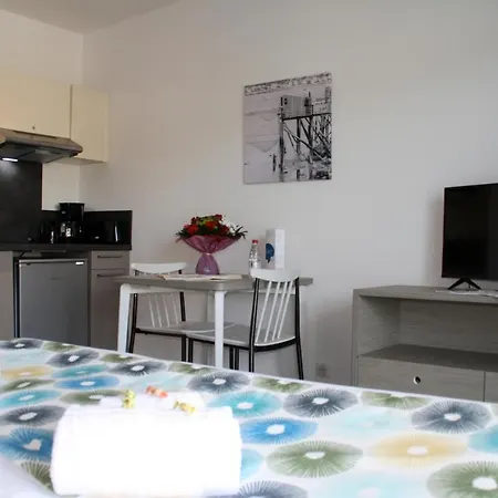 Bleues Les Coteaux De Apart Otel
